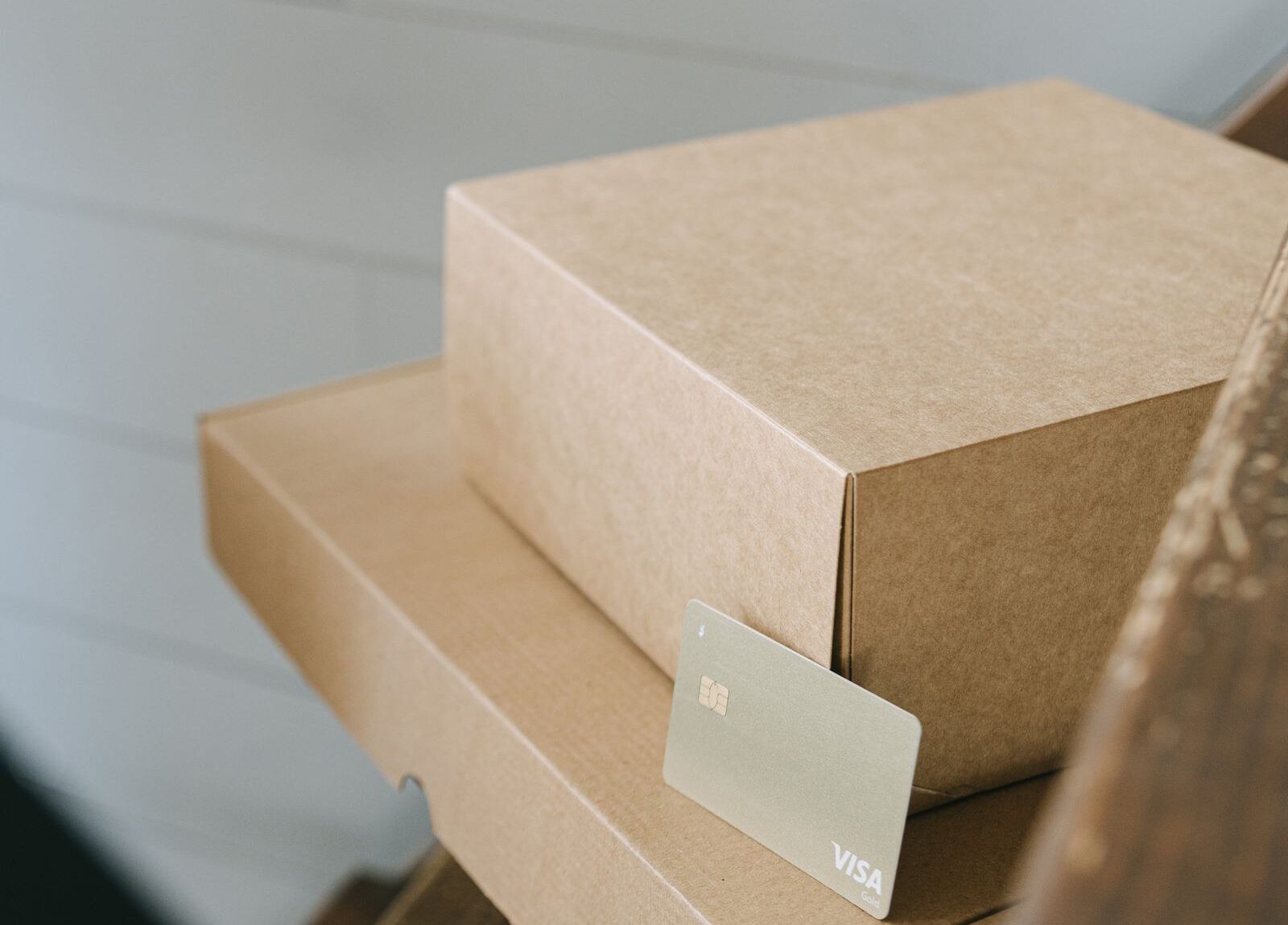pexels-multichannel-boxes Plain cardboard boxes with a card, representing multi-channel e-commerce